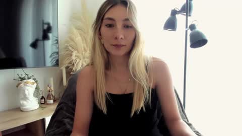 emyconneer online show from December 6, 3:22 pm