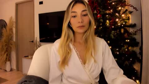 emyconneer online show from December 11, 1:58 am