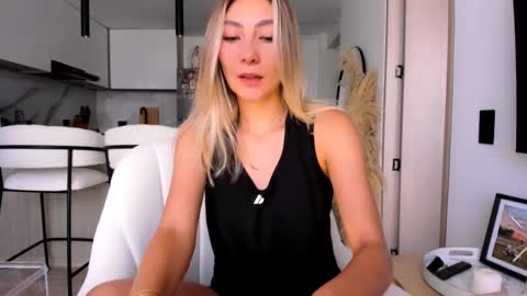 emyconneer online show from January 25, 1:52 pm