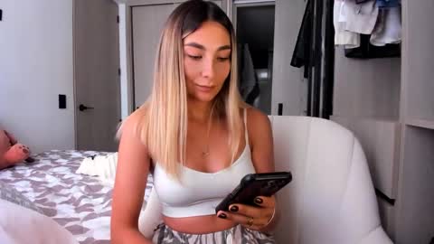 emyconneer online show from February 15, 10:10 pm