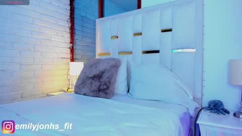 Snapshot of emylyjonhs chatting on February 21, 9:32 pm EMYLY online show from February 21, 9:32 pm