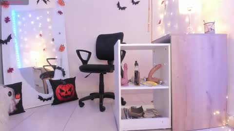 Snapshot of emylyjonhs chatting on October 24, 8:05 pm EMYLY online show from October 24, 8:05 pm