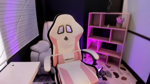 Snapshot of emysilver chatting on December 4, 4:27 pm Emy Silver online show from December 4, 4:27 pm