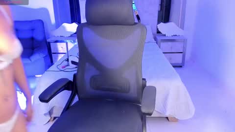 Snapshot of emysilver chatting on February 9, 9:06 pm Emy Silver online show from February 9, 9:06 pm