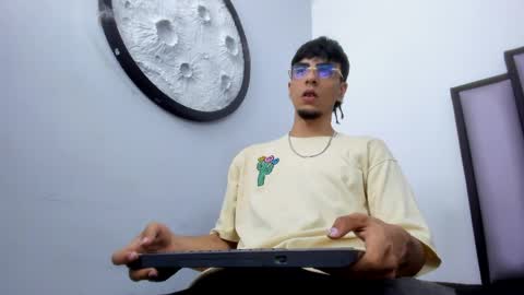 endrick_23 online show from April 12, 3:44 am