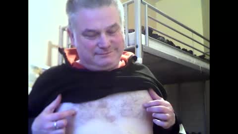 Snapshot of englishguysurrey chatting on December 26, 8:18 am englishguysurrey online show from December 26, 8:18 am