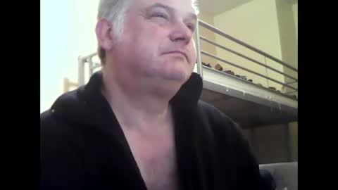 Snapshot of englishguysurrey chatting on October 16, 5:41 am englishguysurrey online show from October 16, 5:41 am