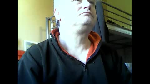 Snapshot of englishguysurrey chatting on October 28, 9:02 am englishguysurrey online show from October 28, 9:02 am