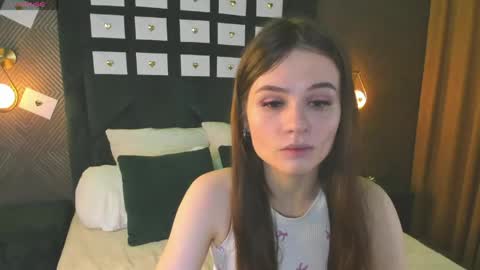 Snapshot of enigmatic_ella chatting on May 27, 1:24 am Ella online show from May 27, 1:24 am