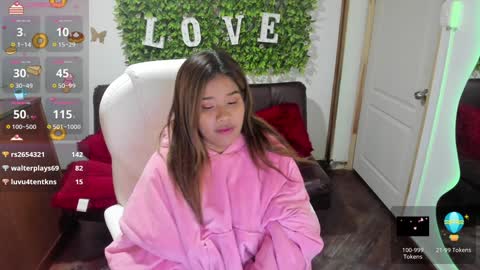 Snapshot of enma_clark chatting on December 21, 10:06 am Enma clark online show from December 21, 10:06 am