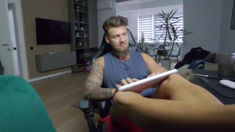 Erik online show from December 5, 8:55 am