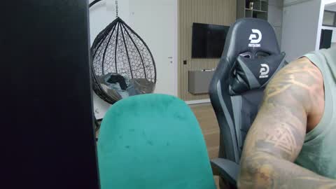 Erik online show from December 5, 9:50 pm