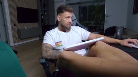 Erik online show from December 8, 7:11 pm