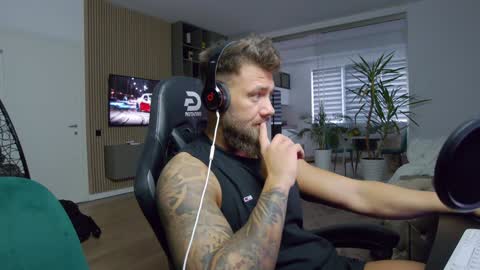 Erik online show from December 9, 11:26 am