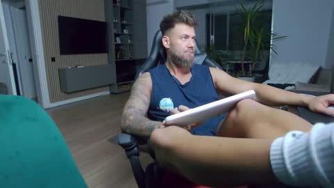 Erik online show from December 10, 6:38 pm