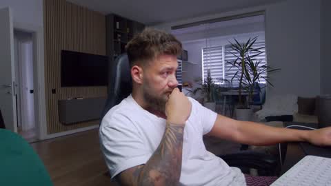 Erik online show from December 11, 9:09 am