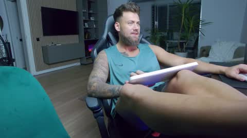 Erik online show from December 12, 7:37 pm