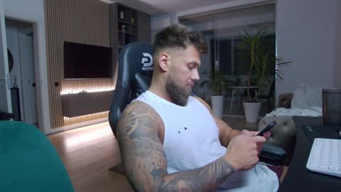 Erik online show from December 15, 7:31 pm