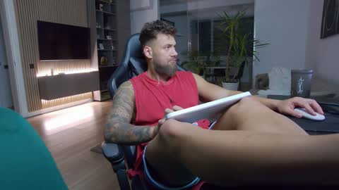 Erik online show from December 17, 7:37 pm
