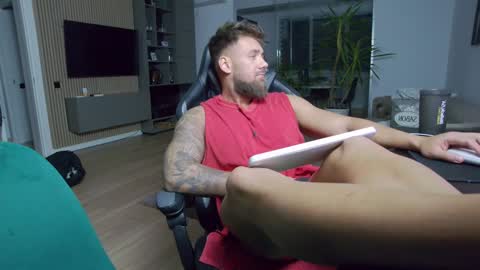 Erik online show from December 19, 8:34 pm