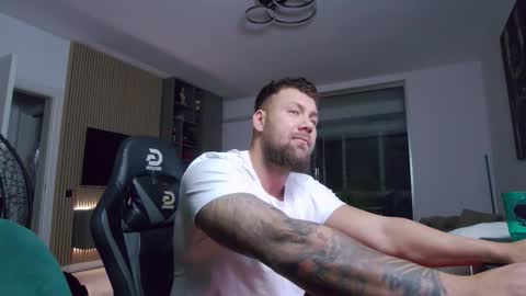 Erik online show from February 9, 8:02 pm