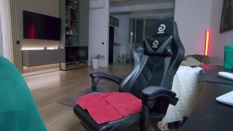 Erik online show from April 16, 9:39 pm