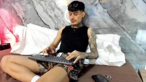 Snapshot of enzorodriguezz chatting on October 23, 12:37 pm Enzo Rodriguez online show from October 23, 12:37 pm