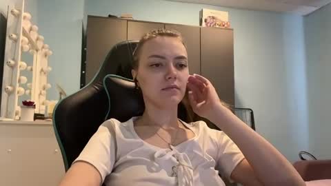 Lily online show from April 21, 3:02 am