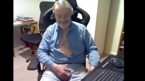 erasmus_d online show from December 3, 5:45 pm