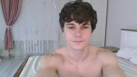 Snapshot of eric_crush chatting on May 2, 4:17 am Eric Crush online show from May 2, 4:17 am