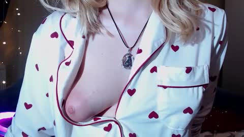 Snapshot of erica_mayer chatting on December 27, 10:45 am Erica online show from December 27, 10:45 am