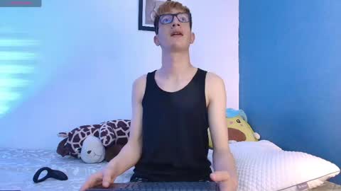 Snapshot of erik_golden_ chatting on May 7, 8:47 pm I am Erik online show from May 7, 8:47 pm