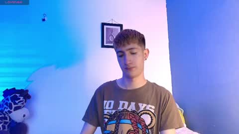 Snapshot of erik_golden_ chatting on May 24, 8:36 pm I am Erik online show from May 24, 8:36 pm