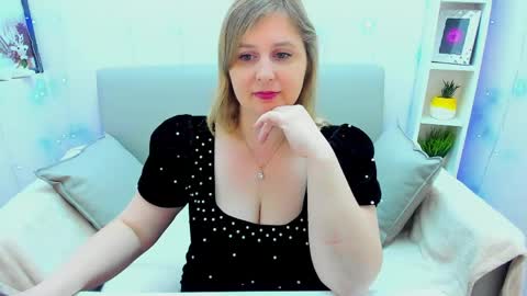 Snapshot of erikalov chatting on May 24, 1:21 am Adelina online show from May 24, 1:21 am