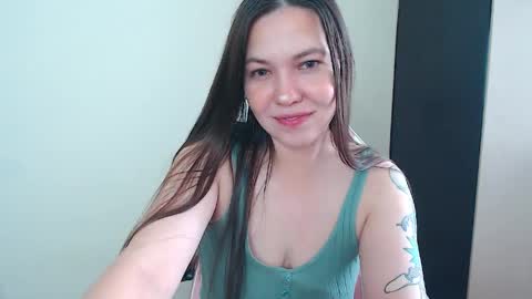 Snapshot of erin_love_ chatting on May 15, 5:36 am Erin online show from May 15, 5:36 am