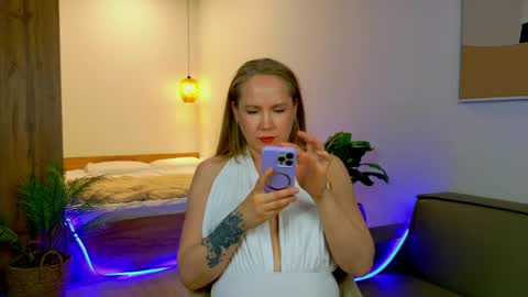 Snapshot of erinmilk chatting on June 10, 5:12 pm Erin online show from June 10, 5:12 pm