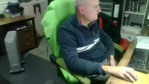 Snapshot of ernello chatting on October 21, 12:50 pm ernello online show from October 21, 12:50 pm