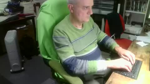 Snapshot of ernello chatting on October 25, 11:43 pm ernello online show from October 25, 11:43 pm