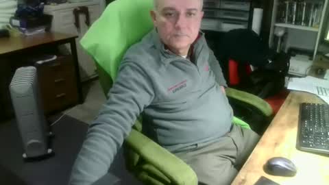 Snapshot of ernello chatting on October 28, 1:47 pm ernello online show from October 28, 1:47 pm