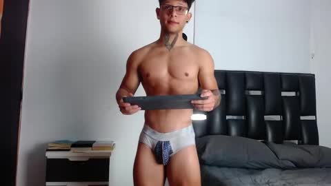 Snapshot of erosscott chatting on December 18, 4:57 pm Eros online show from December 18, 4:57 pm