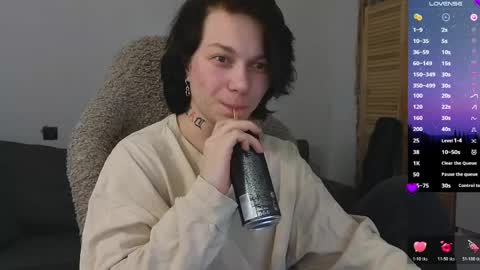 esajukyy online show from April 22, 1:23 pm