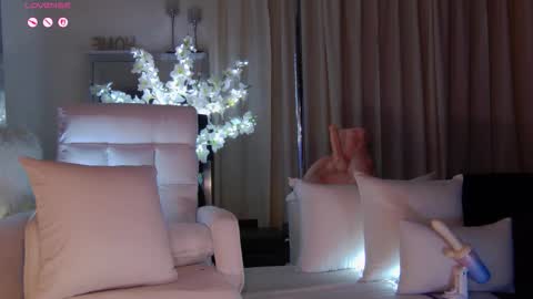 Esther online show from February 3, 9:20 pm