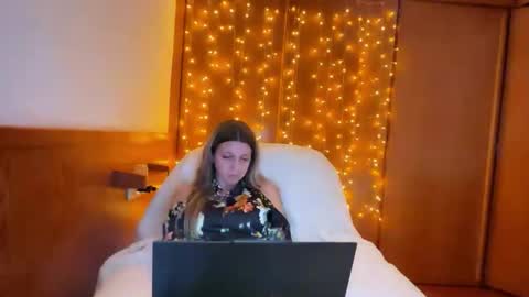 Snapshot of esma347866 chatting on January 16, 12:03 am esma347866 online show from January 16, 12:03 am