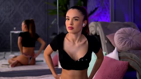 Snapshot of esmeainsley chatting on December 4, 10:30 pm Raluca online show from December 4, 10:30 pm