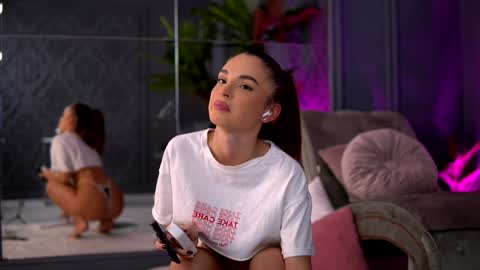 Snapshot of esmeainsley chatting on December 5, 2:53 am Raluca online show from December 5, 2:53 am