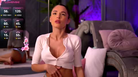 Snapshot of esmeainsley chatting on December 10, 11:19 pm Raluca online show from December 10, 11:19 pm