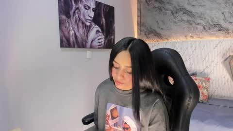 Snapshot of esmeralda__18 chatting on May 2, 7:52 pm Esmeralda online show from May 2, 7:52 pm