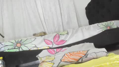 Snapshot of esmeralda_strong chatting on February 15, 12:37 am esmeralda online show from February 15, 12:37 am