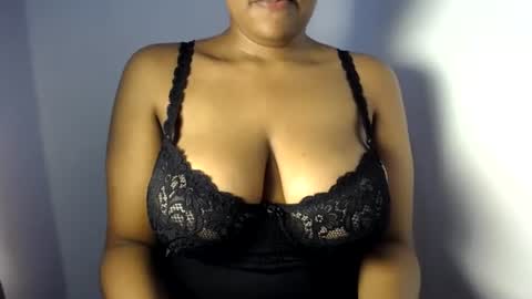 Snapshot of esmeray_ chatting on June 23, 11:41 am Esme online show from June 23, 11:41 am