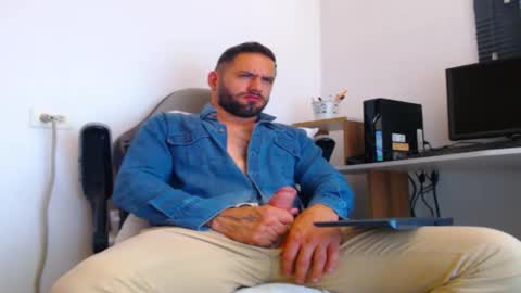 Snapshot of esteban7984068 chatting on December 19, 4:25 pm esteban online show from December 19, 4:25 pm